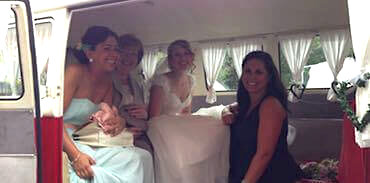 Foto Braut und Gäste im gemietet Hochzeits Oldtimer VW Bulli 