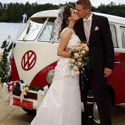 Unser VW Bulli T1 1966 als Hochzeitsfahrzeug mit Brautleuten beim Fotografieren