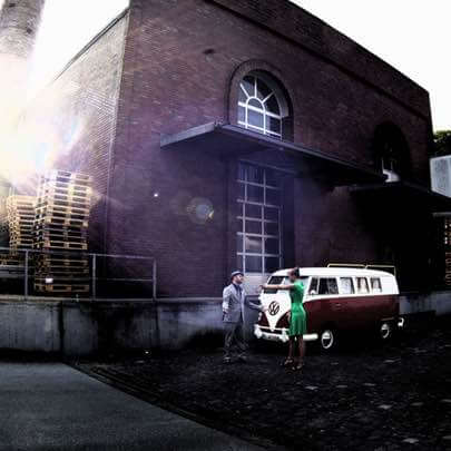 Oldtimer Bulli mit Modellen beim Foto-Shooting 