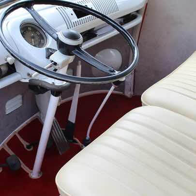 foto von lankrad und Amaturen unseres Oldtimer VW Bulli.