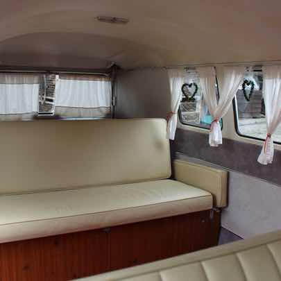 Innenraum des historischen VW Bulli geschmückt für Hochzeitsgäste