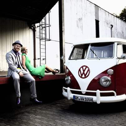 Oldtimer VW Bulli T1 mit Modellen beim Fotoshooting