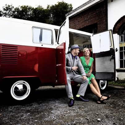 Fotomodelle im Historischen VW T1 Bulli bei offener Seitentür sitzend während einer Fotosession