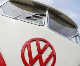 Frontansicht eines weiss-roten VW Bulli T1 baujahr 1966 frisch renoviert zum mieten