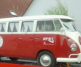 Foto vom Alten VW Bulli der als Shuttle Service gemietet ist mit Aufkleber: EFS Elektronische fahrsysteme